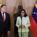 La presidenta encargada de Venezuela, Delcy Rodr&iacute;guez, junto al secretario de Interior de EEUU, Doug Burgum