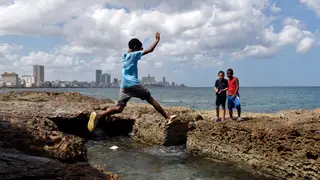 Suspenden las clases en toda La Habana por el apagón masivo fruto de una avería FOTODELDÍA AME864. LA HABANA (CUBA), 05/03/2026.- Niños juegan en el Malecón habanero este jueves, en La Habana (Cuba). La Habana, la mayor ciudad de Cuba con casi dos millones de habitantes (300.000 en edad escolar), suspendió las clases en todos los niveles a causa del apagón masivo causado la víspera por una avería en una central térmica clave del país. EFE/ Ernesto Mastrascusa