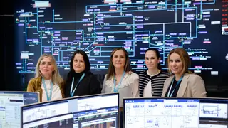 Mujeres del agua: 24 horas de vigilancia para que no falte ni una gota también el 8-M GRAFCVA2515. VALENCIA, 07/03/2026.- Que no falte ni una gota de agua ningún día del año implica que incluso en festivos como el 8-M se tenga que seguir prestando un servicio esencial que, en el caso de Valencia, ese día recae, entre otras personas, sobre cinco mujeres que estarán este domingo "al pie del cañón" desde sus puestos de trabajo en la gestión del agua: María Ángeles De Pedro, Patricia Urban, Yolanda Pérez, Ángela Alcaide, y María Isabel Gil (izqda a dcha). EFE/Ana Escobar