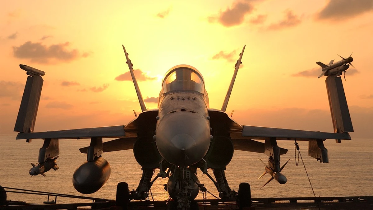 F/A-18 Hornet a bordo del USS John C. Stennis (CVN-74) en diciembre de 2001.