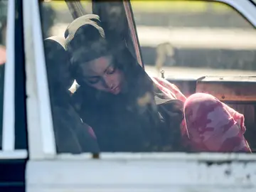 Líbano.- Miles de personas duermen en las calles mientras se amplían las órdenes de evacuación en Líbano, según MSF March 3, 2026, Beirut, Beirut, Lebanon: A displaced Lebanese from the southern Lebanese village of Maaroub sleeps inside a car along Beirut seafront after fleeing her hamlet along with her family. Thousands of Lebanese fled their villages and houses in Beirut southern suburb, a hotbed for pro-Iranian Hezbollah following a massive escalation in Israeli airstrikes. The mass displacement was triggered by intense overnight bombardments and urgent evacuation orders issued by the Israeli military t...