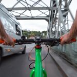 Imagen de un ciclista circulando por la carretera