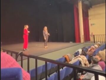 Momento en el que la concejala sube a paralizar el mon&oacute;logo