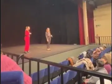 Momento en el que la concejala sube a paralizar el monólogo Momento en el que la concejala sube a paralizar el monólogo