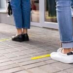 La psicolog&iacute;a explica qu&eacute; significa que dejes pasar a alguien en la fila del supermercado