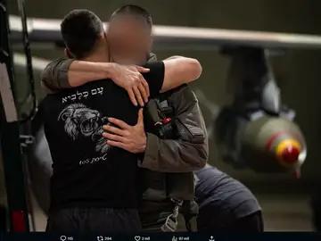 Detrás de los soldados se puede ver la marca roja y amarilla en el misil Tecnología militar