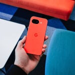 El Google Pixel 10a, en color frambuesa