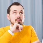 Imagen de archivo de una persona pensando