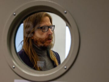 MADRID, 09/03/2026.- El secretario de Organizaci&oacute;n y portavoz de Podemos, Pablo Fern&aacute;ndez, durante la rueda de prensa que ha ofrecido este lunes en Madrid. EFE/ Javier Lizon 