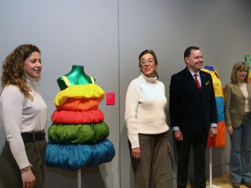 Inauguraci&oacute;n de la exposici&oacute;n '&Aacute;ghata Ru&iacute;z de la Prada. Dise&ntilde;o y creatividad'. Participan la presidenta de la Diputaci&oacute;n de Palencia, &Aacute;ngeles Armis&eacute;n(2I); la vicepresidenta primera, M&ordf; Jos&eacute; de la Fuente(D); la diputada de Cultura, Carolina Valbuena(I); y el director general de Fundos, Jos&eacute; Mar&iacute;a Viejo