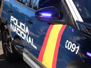 Detenido 'in fraganti' un varón que estaba prendiendo fuego a unos contenedores en Carabanchel Detenido 'in fraganti' un varón que estaba prendiendo fuego a unos contenedores en Carabanchel