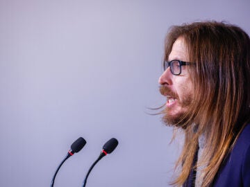 MADRID, 09/03/2026.- El secretario de Organizaci&oacute;n y portavoz de Podemos, Pablo Fern&aacute;ndez, durante la rueda de prensa que ha ofrecido este lunes en Madrid. EFE/ Javier Lizon 