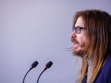 Rueda de prensa de Pablo Fernández MADRID, 09/03/2026.- El secretario de Organización y portavoz de Podemos, Pablo Fernández, durante la rueda de prensa que ha ofrecido este lunes en Madrid. EFE/ Javier Lizon