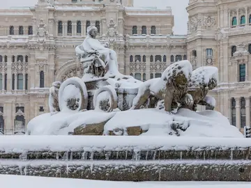 Imagen de la fuente de Cibeles nevada Imagen de la fuente de Cibeles nevada