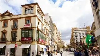 Vista de La Campana desde la calle Alfonso XII, ya sin los árboles alineados en la acera de la izquierda, junto a la céntrica administración de Loterías. Vista de La Campana desde la calle Alfonso XII, ya sin los árboles alineados en la acera de la izquierda, junto a la céntrica administración de Loterías.