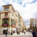Vista de La Campana desde la calle Alfonso XII, ya sin los &aacute;rboles alineados en la acera de la izquierda, junto a la c&eacute;ntrica administraci&oacute;n de Loter&iacute;as.