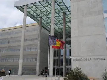 TSJMU condena a la Administración de Murcia a indemnizar a un padre por la separación prolongada de su hija menor TSJMU condena a la Administración de Murcia a indemnizar a un padre por la separación prolongada de su hija menor