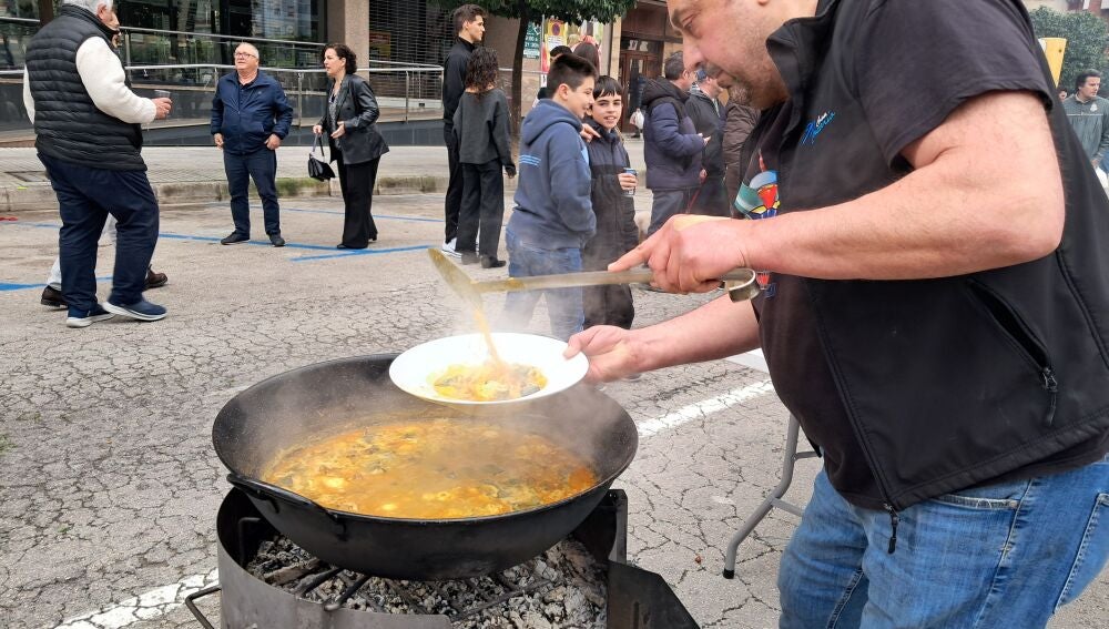 Uno de los concursantes ultima su plato