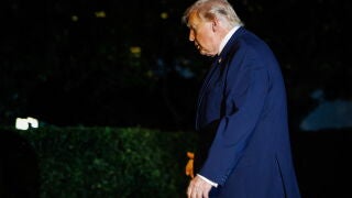 Washington, DC (United States), 10/03/2026.- US President Donald Trump walks into the White House after landing in Marine One on the South Lawn; in Washington, DC, USA, 09 March 2026. The President is returning to the White House after spending the weekend at his private club, Mar-a-Lago, in Palm Beach, Florida. EFE/EPA/Samuel Corum / POOL 