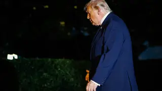 US President Donald Trump returns to the White House Washington, DC (United States), 10/03/2026.- US President Donald Trump walks into the White House after landing in Marine One on the South Lawn; in Washington, DC, USA, 09 March 2026. The President is returning to the White House after spending the weekend at his private club, Mar-a-Lago, in Palm Beach, Florida. EFE/EPA/Samuel Corum / POOL