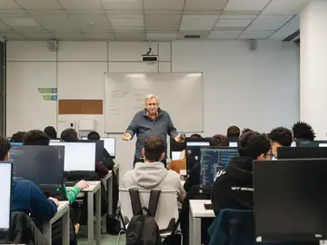 Alumnos de la FP de Grupo Planeta en una clase Alumnos de la FP de Grupo Planeta en una clase