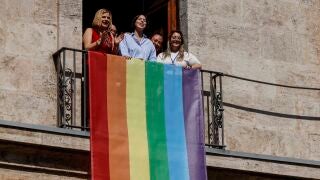 Pilar Bernab&eacute; despliega la bandera LGTBI en la fachada de la sede de la delegaci&oacute;n del Gobierno en la Comunitat Valenciana