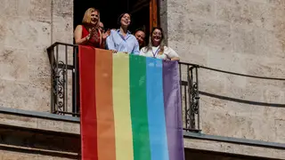 Pilar Bernabé despliega la bandera LGTBI en la fachada de la sede de la delegación del Gobierno en la Comunitat Valenciana Pilar Bernabé despliega la bandera LGTBI en la fachada de la sede de la delegación del Gobierno en la Comunitat Valenciana