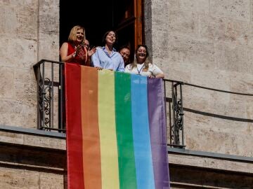 Pilar Bernab&eacute; despliega la bandera LGTBI en la fachada de la sede de la delegaci&oacute;n del Gobierno en la Comunitat Valenciana