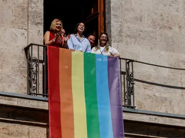 Pilar Bernabé despliega la bandera LGTBI en la fachada de la sede de la delegación del Gobierno en la Comunitat Valenciana Pilar Bernabé despliega la bandera LGTBI en la fachada de la sede de la delegación del Gobierno en la Comunitat Valenciana