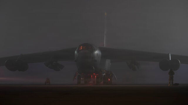 WASHINGTON, 10/03/2026.- Imagen distribuida por el U.S. Central Command este martes. El presidente de EE.UU., Donald Trump, advirti&oacute; que si Ir&aacute;n bloquea el flujo de petr&oacute;leo en el estrecho de Ormuz su pa&iacute;s "golpear&aacute; 20 veces m&aacute;s fuerte" al Estado persa de lo que lo ha hecho hasta ahora. "Si Ir&aacute;n hace algo que detenga el flujo de petr&oacute;leo en el Estrecho de Ormuz, ser&aacute; golpeado por Estados Unidos VEINTE VECES M&Aacute;S FUERTE de lo que ha sido hasta ahora", afirm&oacute; Trump en su cuenta de Truth Social. ...