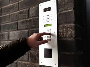 Solo entra quien sabe el secreto: el bar que no encontrarás en ningún sitio y del que todo el mundo quiere la contraseña Telefonillo