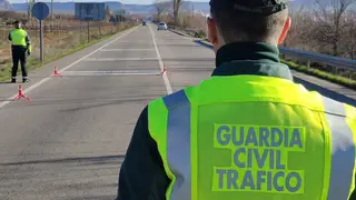 Agentes de la Guardia Civil en un control. Agentes de la Guardia Civil en un control.