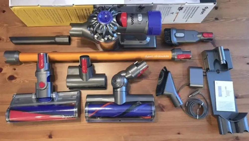 Dyson V8 Absolute con todos sus accesorios
