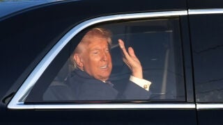 USA9042. DORAL (FL, EEUU), 09/03/2026.- El presidente de Estados Unidos, Donald Trump, saluda durante su llegada al restaurante venezolano El Arepazo este lunes, en Doral, aproximadamente a 14-15 millas de Miami (Estados Unidos). Trump se despidi&oacute; de Florida visitando El Arepazo donde comparti&oacute; brevemente con los due&ntilde;os del establecimiento y un grupo de exiliados. EFE/Alberto Boal 