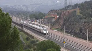 Imagen de archivo de un tren de alta velocidad. Imagen de archivo de un tren de alta velocidad.