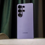 Parte trasera del Samsung Galaxy S26 Ultra en color violeta