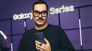 Domingo Rodríguez Lázaro sostiene un smartphone Galaxy Domingo Rodríguez Lázaro sostiene un smartphone Galaxy