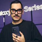 Domingo Rodr&iacute;guez L&aacute;zaro sostiene un smartphone Galaxy