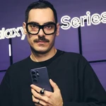 Domingo Rodríguez Lázaro sostiene un smartphone Galaxy