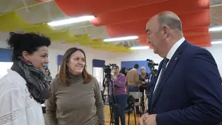 El presidente de la Diputación, Miguel Ángel de Vicente, conversa con dod participantes de la jornada El presidente de la Diputación, Miguel Ángel de Vicente, conversa con dod participantes de la jornada