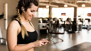 Una investigación determina si el volumen alto de la música en los gimnasios es una motivación para hacer ejercicio o un riesgo para el oído Escuchar música entrenando