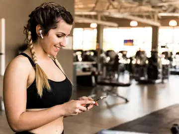 Una investigación determina si el volumen alto de la música en los gimnasios es una motivación para hacer ejercicio o un riesgo para el oído Escuchar música entrenando