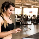 Una investigaci&oacute;n determina si el volumen alto de la m&uacute;sica en los gimnasios es una motivaci&oacute;n para hacer ejercicio o un riesgo para el o&iacute;do