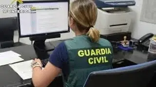 Una agente de la Guardia Civil frente a su ordenador. Una agente de la Guardia Civil frente a su ordenador.