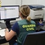 Una agente de la Guardia Civil frente a su ordenador.