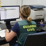 Una agente de la Guardia Civil frente a su ordenador.