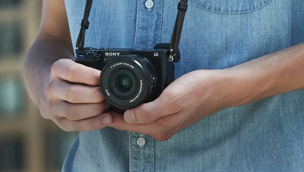 La Sony Alpha 6100 es compacta y ligera