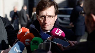 MADRID, 11/03/2026.- El alcalde de Madrid, Jos&eacute; Luis Mart&iacute;nez Almeida, hace declaraciones a su llegada este mi&eacute;rcoles a la capilla ardiente del periodista y escritor Ra&uacute;l del Pozo instalada en la Casa de la Villa, Madrid. del Pozo falleci&oacute; este martes en Madrid a los 89 a&ntilde;os. EFE/ Sergio Perez 