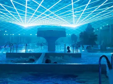 España esconde uno de los balnearios más grandes de Europa: 18 zonas termales y un spa nocturno con show de luces láser Aqua Club Termal, Tenerife
