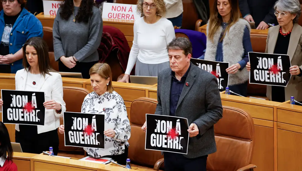 El Parlamento de Galicia guarda un minuto de silencio por las víctimas de los atentados del 11M